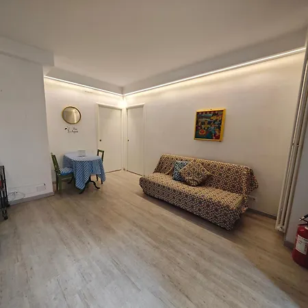 Clara's Con Ingresso Indipendente *